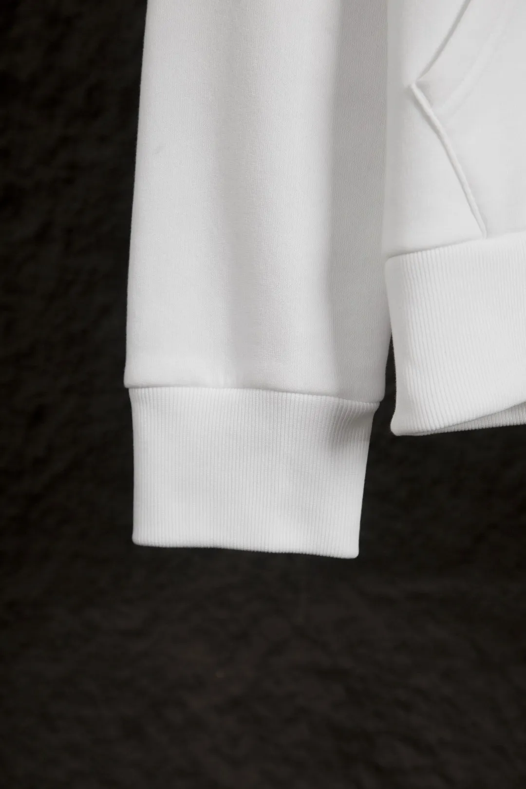 P280 Actual photo [Popular new product] Style number: 25119# Color: Navy blue/off-white Size: S to ✅ - Reactive fixed-dye D65 raw cotton double herringbone belt with wide and narrow divisions ✅ - Rejection of overlays, single-color single version, precision embroidery ✅ - RL/25 autumn and winter new product 20 commemorative badge embroidered mascot sweatshirt, deconstructed half-open chest, different from the regular classic version, high-end and outstanding, built-in contrasting reactive dyed D65 raw cotton double herringbone belt, cloud-like heavy fleece bottom with autumn and winter attributes, really comfortable, cloud-like comfort, loose fit Available in two colors, can be made as a couple model, highly recommended
